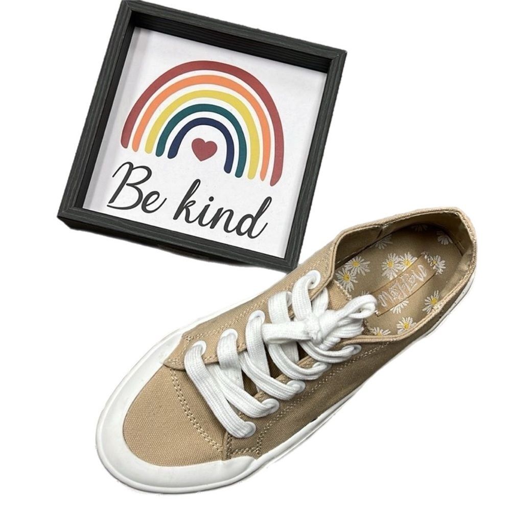* Maj Pow beige and white sneaker